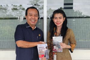 Binton Nadapdap Serahkan Buku Politik dan Perempuan kepada Rektor Universitas Kristen Indonesia Ibu Prof. Angel Damayanti